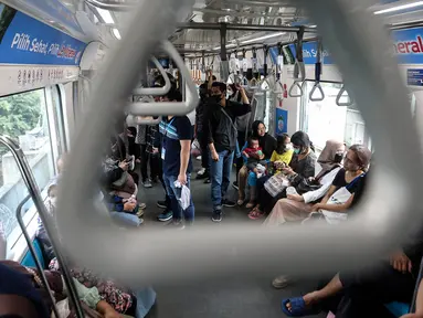 Warga menaiki MRT Rute Lebak Bulus - Bundaran HI, Jakarta, Kamis (22/6/2023). Dalam rangka merayakan HUT ke-496 DKI Jakarta, tarif TransJakarta (TransJ), LRT, hingga MRT cuma Rp 1. (Liputan6.com/Johan Tallo)