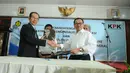 Menteri ESDM, Sudirman Said (kedua kanan) bersalaman dengan pimpinan KPK Zulkarnain (kiri) usai penandatanganan Komitmen Pengendalian Gratifikasi di gedung Kementerian ESDM, Jakarta, Senin (13/4/2015). (Liputan6.com/Herman Zakharia)