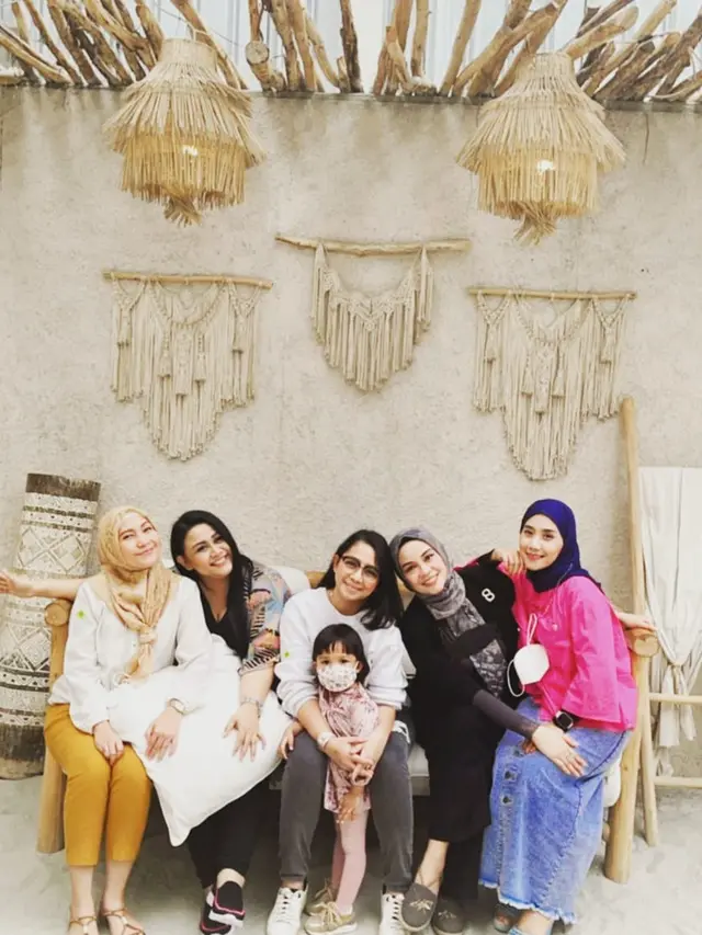 6 Potret Rindu AFI yang Kini Berhijab, Penampilannya Bikin Pangling