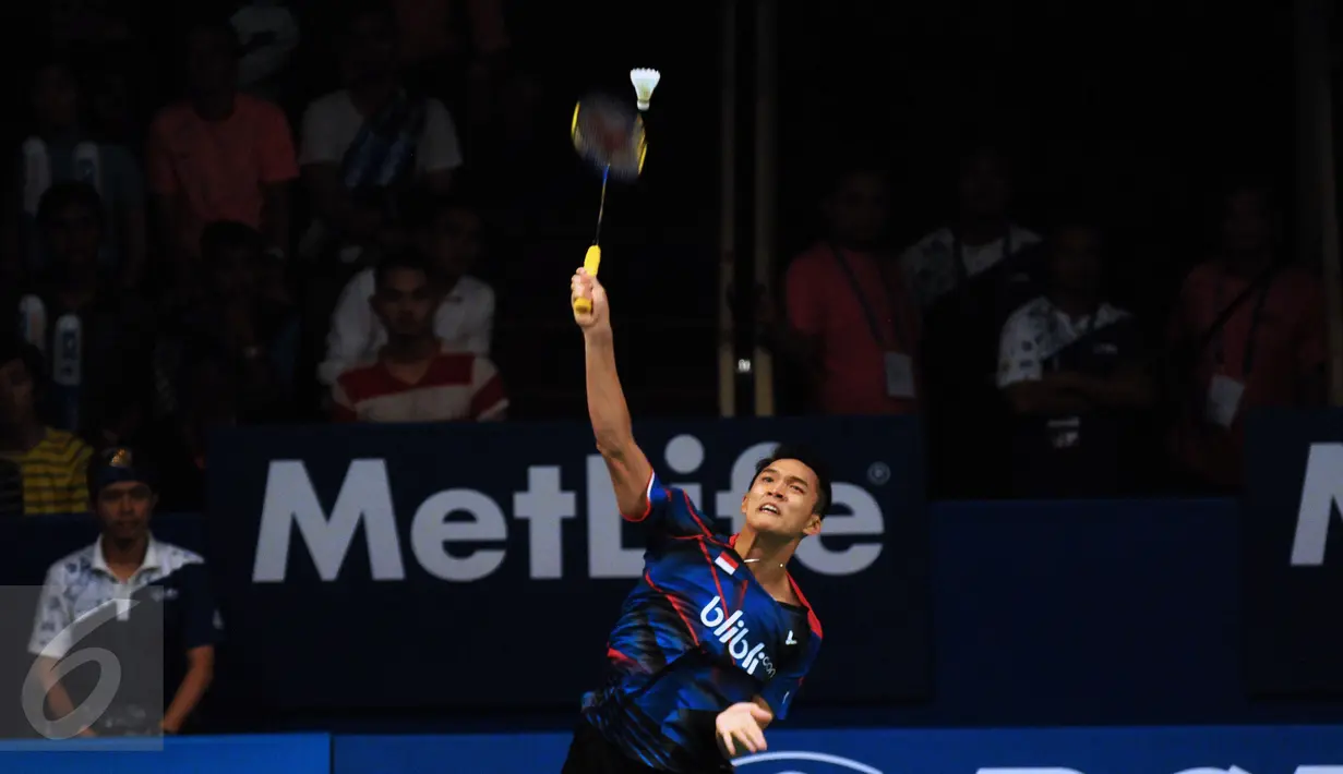 Pebulutangkis tunggal putera Indonesia, Jonatan Christie melakukan smes ke arah pemain Tiongkok, Lin Dan di babak kedua BCA Indonesia Open 2016, Jakarta, Kamis (2/6/2016). Jonatan Christie unggul 21-12, 21-12. (Liputan6.com/Helmi Fithriansyah)