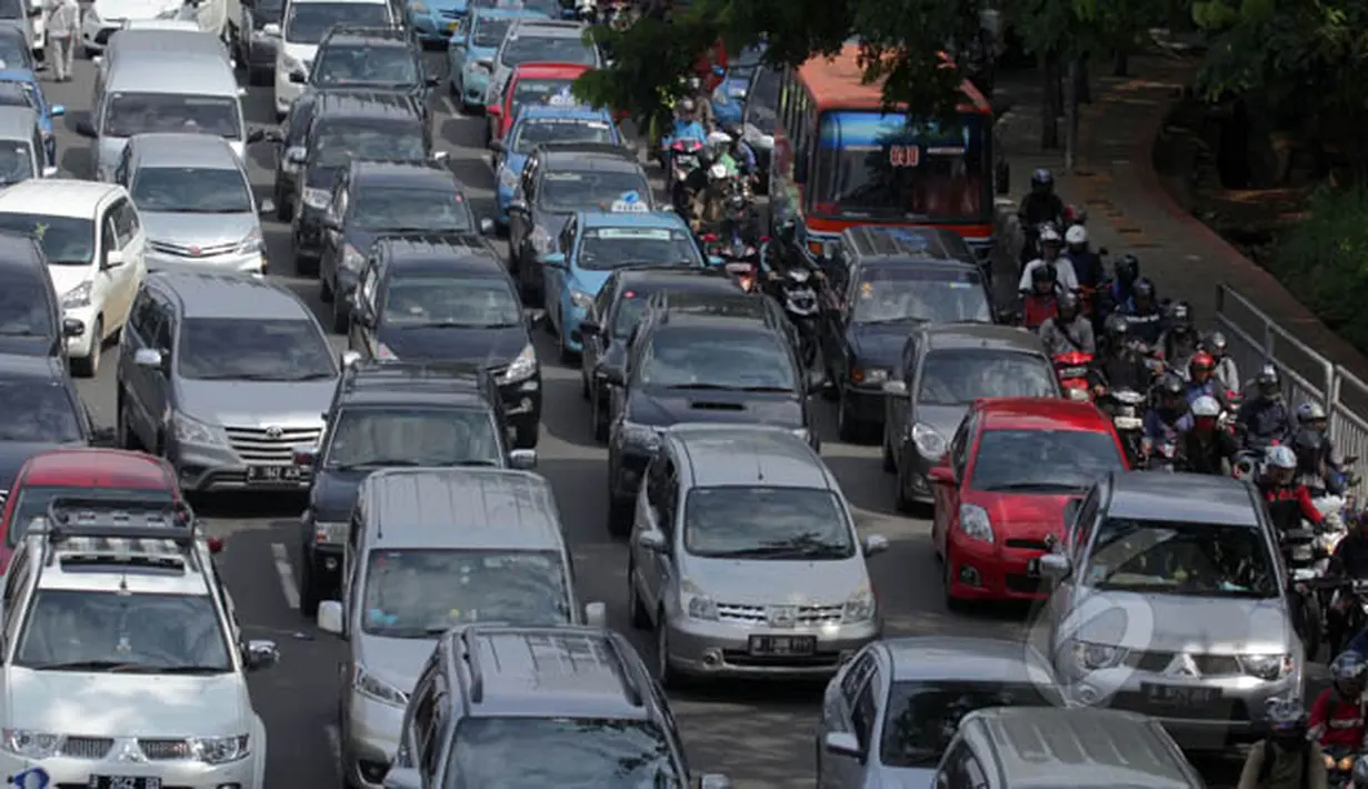 Castrol Magnatec Stop-Start Index 2014 menempatkan Jakarta sebagai kota dengan lalu lintas terburuk berdasarkan jumlah berhenti-jalan (stop-start) setiap mobil dalam setahun, Kamis (5/2/2015). (Liputan6.com/Faizal Fanani)