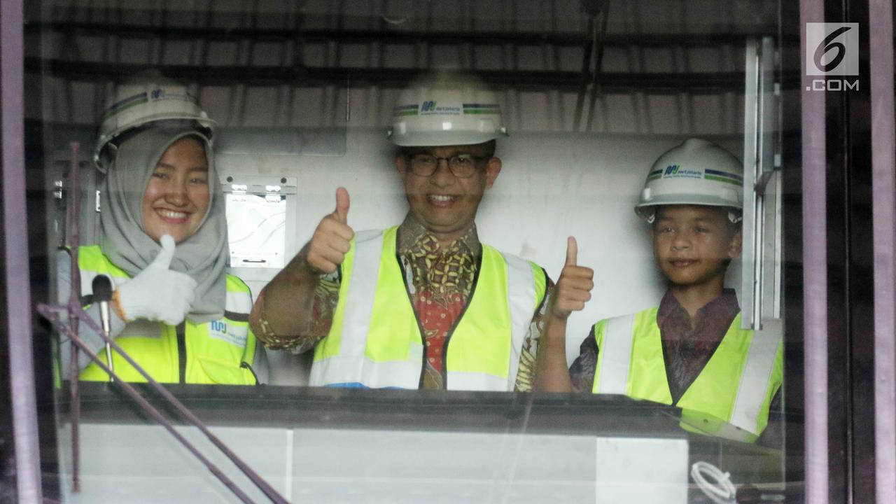 Ajak Anak, Anies Baswedan Jajal Kereta MRT di Depo Lebak Bulus