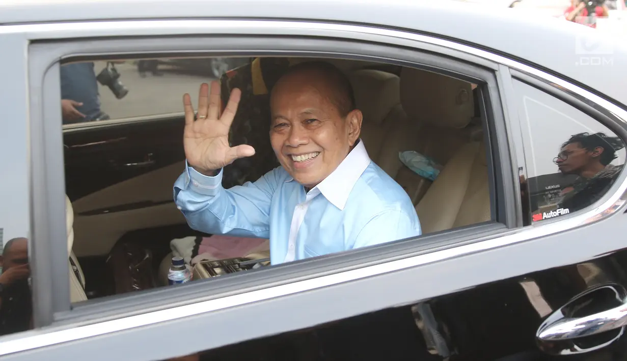 Wakil Ketua Umum Partai Demokrat Syarief Hasan menyapa awak media seusai melakukan pertemuan tertutup di kediaman Ketum Partai Demokrat di kawasan Kuningan, Jakarta, Senin (9/7). (Liputan6.com/Herman Zakharia)