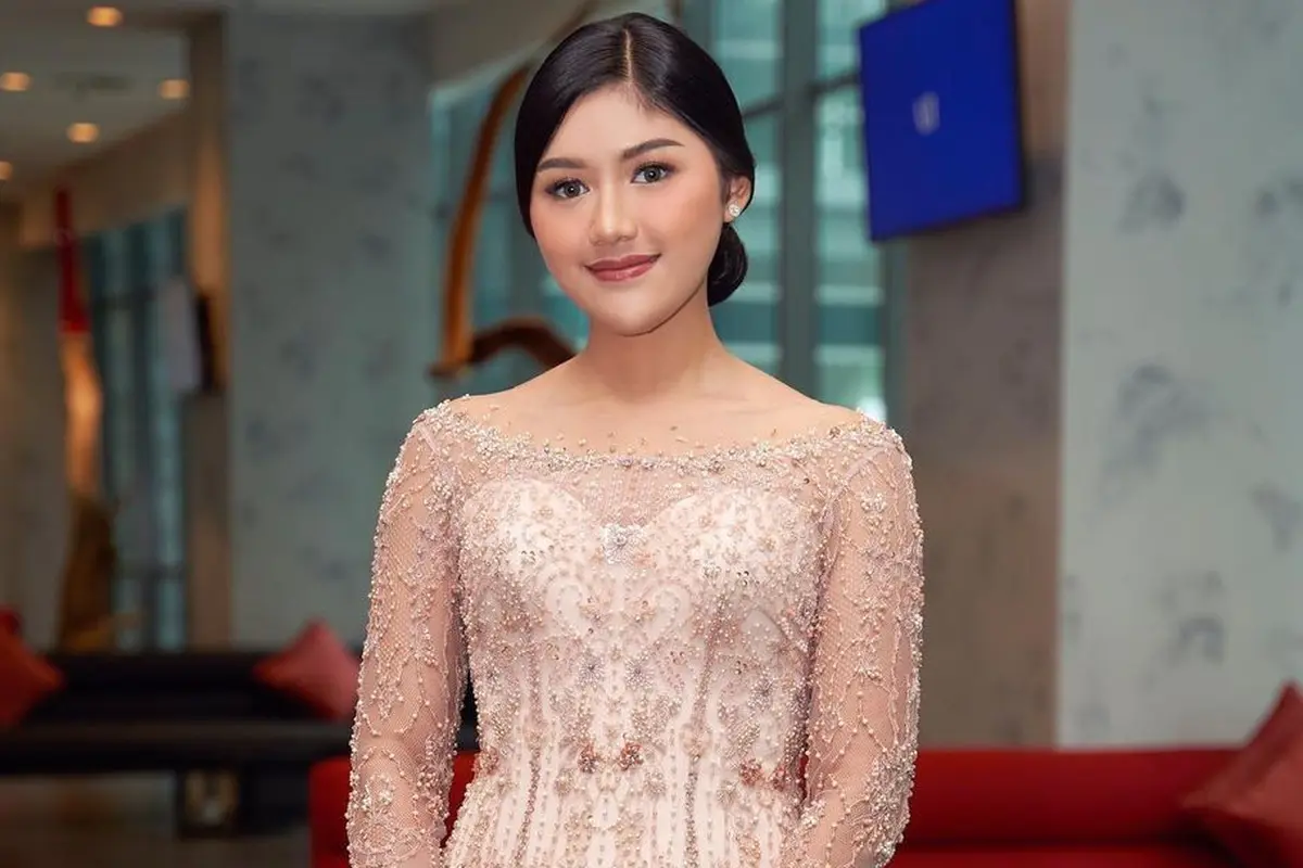 Erina Gudono Tampil Ayu Berkebaya sambil Tenteng Tas Branded Rp56 Jutaan
