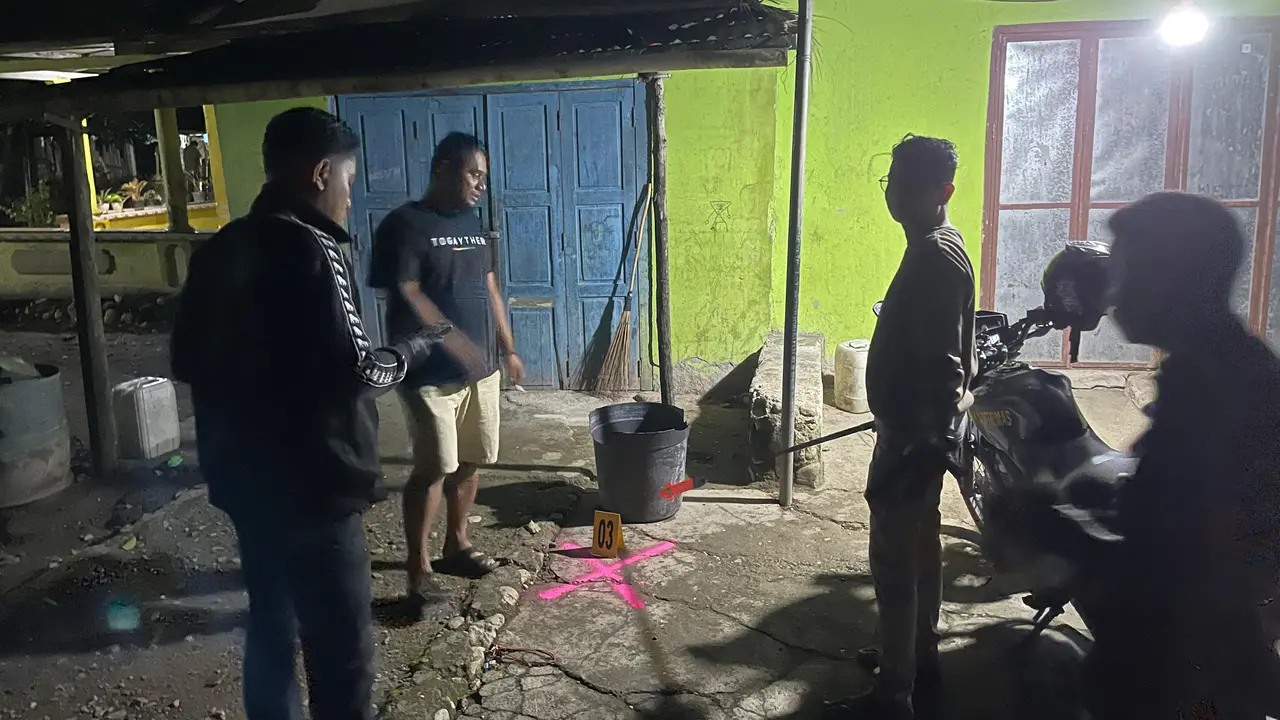 Polisi saat meminta klarifikasi kepada pelaku penembakan burung hantu jenis Manguni di Kabupaten Belu, NTT
