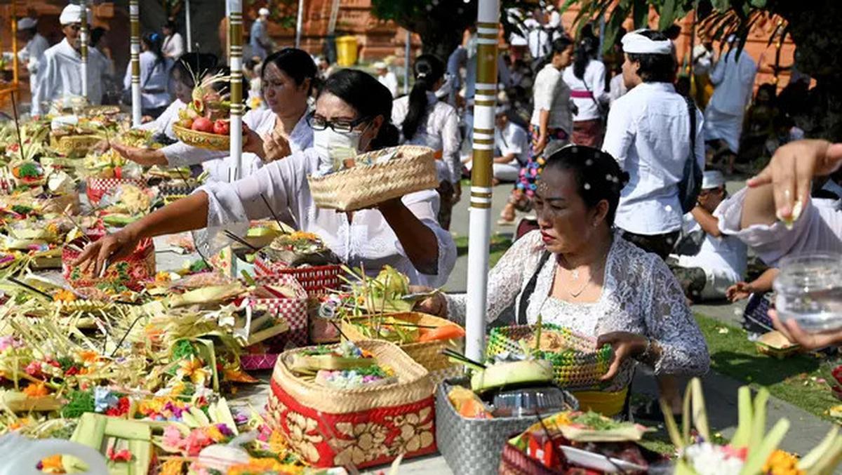Berlangsung Khusyuk, Masyarakat Hindu Bali Peringati Hari Raya Galungan