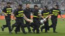 Seorang penyusup lapangan tertangkap petugas pada laga persahabatan antara Argentina melawan Australia di Workers' Stadium, Beijing, Kamis (15/06/2023). (AP Photo/Andy Wong)