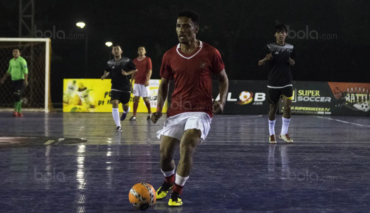 Pemain futsal Indonesia, Hairul Ohorella, meramaikan grand final Super Soccer Futsal Battle 2017 di Bintaro Jaya ExChange, Tangerang, Sabtu (21/10/2017). Timnas futsal Piala AFF 2010 tampil melawan All Star. (Bola.com/Vitalis Yogi Trisna)