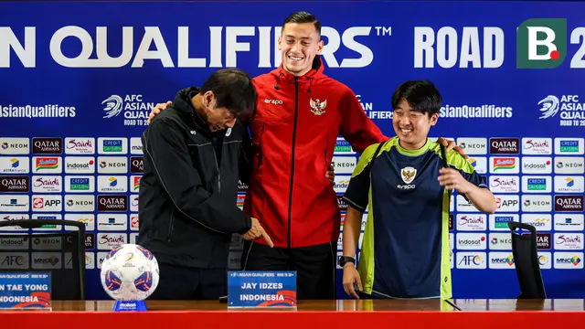 Foto: Momen Jahil Pelatih Timnas Indonesia Shin Tae-yong Ajak Jeje Foto Bareng dengan Jay Idzes, Biar Enggak Kelihatan Pendek