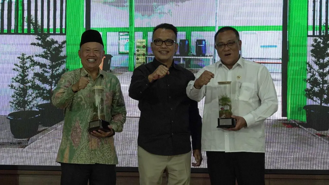 Menteri Lingkungan Hidup Moh Jumhur Hidayat (kanan), Rektor UNJ Prof. Dr. Komarudin (kiri), dan Chairman Inamove Dr. Rahmat Hidayat Pulungan (Istimewa)
