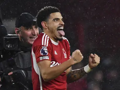 Gelandang Nottingham Forest, Morgan Gibbs-White merayakan kemenangan timnya atas Manchester United pada pekan ke-20 Premier League 2023/2024 di City Ground, Minggu (31/12/2023) dini hari WIB. (AP Photo/Rui Vieira)