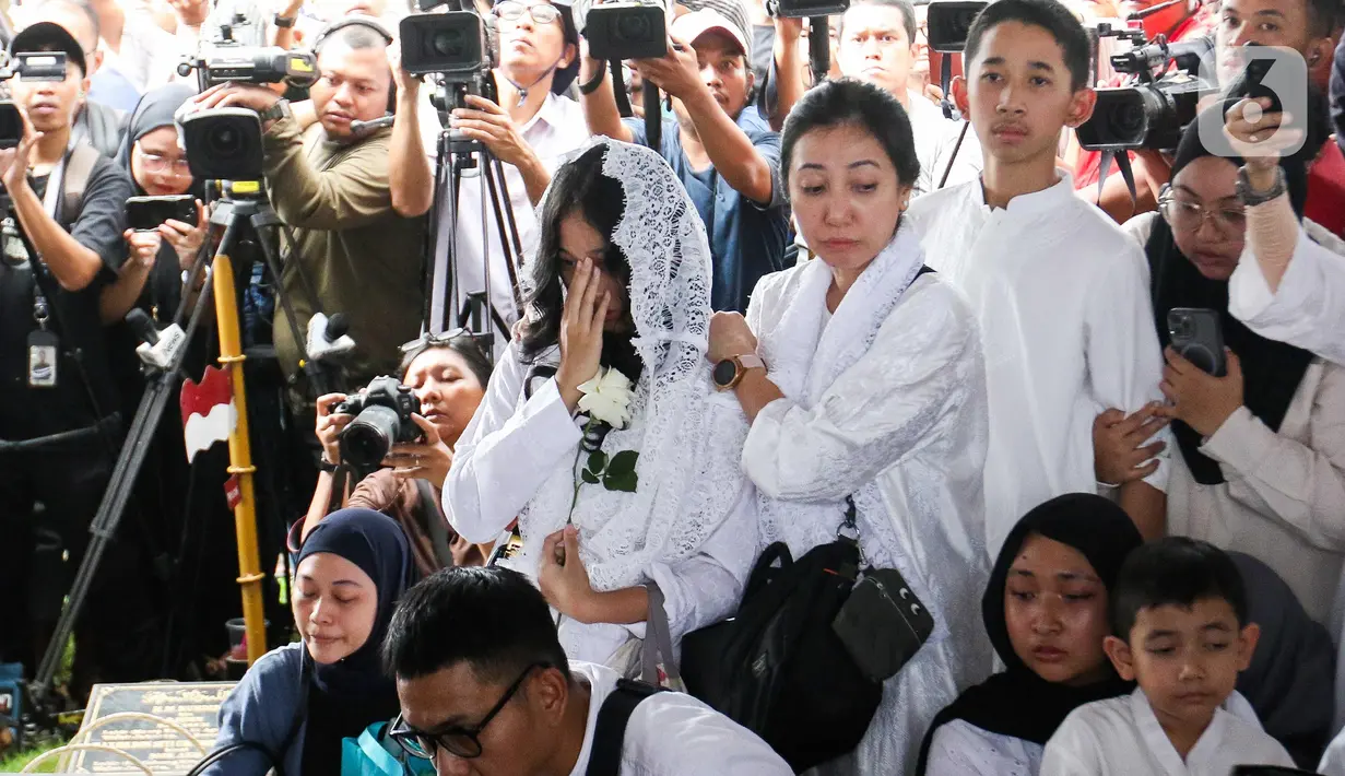 Isak tangis keluarga mengiringi prosesi pemakaman penyanyi dan artis legendaris Titiek Puspa. (Liputan6.com/Herman Zakharia)