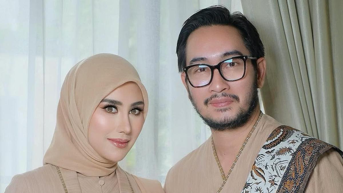 5 Potret Syahnaz Sadiqah Pakai Kebaya Kutubaru Krem, Kental Nuansa Tradisional