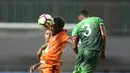 Aksi Pemain PS TNI, Abduh Lestaluhu (kanan) berduel dengan pemain Borneo FC, Terens Puhiri pada lanjutan Liga 1 2017 di Stadion Pakansari, Bogor, Senin (17/4/2017). PS TNI dan Borneo FC bermain imbang 2-2. (Bola.com/Nicklas Hanoatubun)