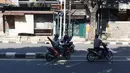 Sejumlah pengendara sepeda motor hendak putar balik dan melawan arus di kawasan Jagakarsa, Jakarta, Minggu (6/1). Jauhnya akses putar balik menyebabkan para pemotor nekat melawan arah, meskipun berbahaya bagi keselamatan. (Liputan6.com/Immanuel Antonius)