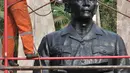 Pekerja Pusat Konservasi Dinas Pariwisata dan Kebudayaan Provinsi DKI Jakarta mengonservasi patung Soekarno di Taman Proklamasi, Jakarta, Kamis (8/8/2019). Konservasi dua patung proklamator dan Tugu Proklamasi dalam rangka menyambut HUT ke-74 RI. (merdeka.com/Iqbal Nugroho)