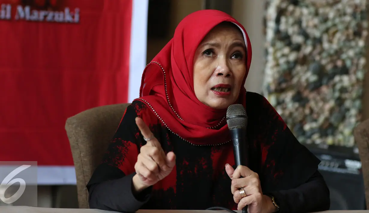 Istri penyanyi Alm Chrisye, Damayanti Noor memberi keterangan terkait Konser 3 Dekade Cinta Chrisye, Jakarta, Jumat (22/7). Konser 3 Dekade Cinta Chrisye untuk mengenang 10 tahun wafatnya Chrisye (Liputan6.com/Herman Zakharia)