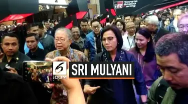 Menjadi pembicara di seminar Indonesia Automotive Industry Readiness Towards Industry 4.0. Menteri Keuangan Sri Mulyani, sempat mencoba mobil ramah lingkungan Toyota Prius PHEV.