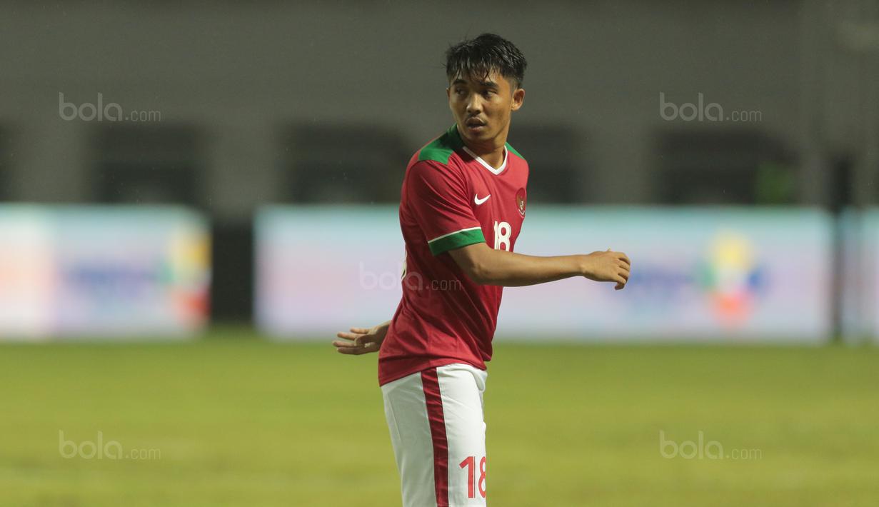 Pemain Timnas Indonesia U-23, Muhammad Arfan saat melawan Suriah U-23 pada laga persahabatan di Stadion Wibawa Mukti, Bekasi, Rabu (16/11/2017). Indonesia kalah 2-3. (Bola.com/NIcklas Hanoatubun)