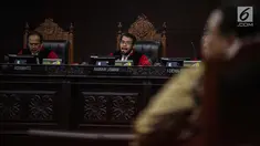 Ketua Mahkamah Konstitusi (MK) Anwar Usman membuka sidang putusan sengketa hasil Pilpres 2019 di Gedung Mahkamah Konstitusi, Jakarta, Kamis (27/6/2019). Sidang yang dimohonkan Prabowo Subianto-Sandiaga Uno itu beragendakan pembacaan putusan oleh majelis hakim MK. (Liputan6.com/Faizal Fanani)