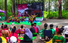 Momen Ratusan Penari Tradisional Berkumpul di Hutan Pinus Saling Unjuk Gigi