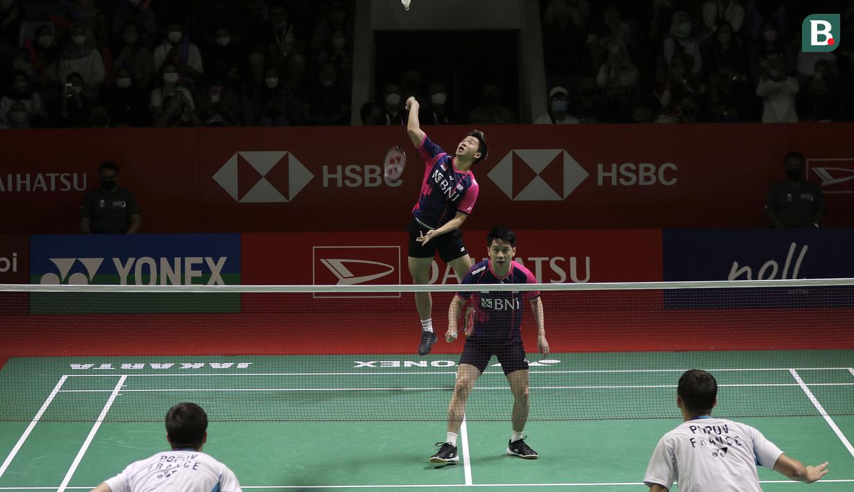 Usai laga dilanjutkan, kedua pasangan beberapa kali melakukan kesalahan yang saling menguntungkan lawan. Pengembalian bola dari Marcus yang gagal diantisipasi oleh Toma membuat Kevin/Marcus unggul 21-18 di gim pertama. (Bola.com/Ikhwan Yanuar)