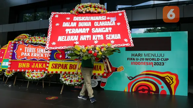 Foto: Karangan Bunga Banjiri Kantor PSSI setelah FIFA Coret Indonesia Sebagai Tuan Rumah Piala Dunia U-20 2023