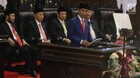Presiden Joko Widodo atau Jokowi menyampaikan Pidato Kenegaraan pada Sidang Tahunan MPR 2019 di Kompleks Parlemen, Senayan, Jakarta, Jumat (16/8/2019). Jokowi akan menyampaikan pidato dalam tiga sesi dengan tema yang berbeda selama acara berlangsung. (Liputan6.com/Johan Tallo)