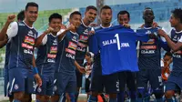 Pemain Arema melakukan selebrasi saat mencetak gol ke gawang Perseru di Stadion Kanjuruhan, Kabupaten Malang (11/11/2018). (Bola.com/Iwan Setiawan)