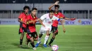 <p>Pemain Timnas Indonesia U-20, Dony Tri Pamungkas melewati sejumlah pemain Timor Leste pada laga Grup F Kualifikasi Piala Asia U-20 2025 di Stadion Madya, Senayan, Jakarta, Jumat (27/09/2024). (Bola.com/Bagaskara Lazuardi)</p>