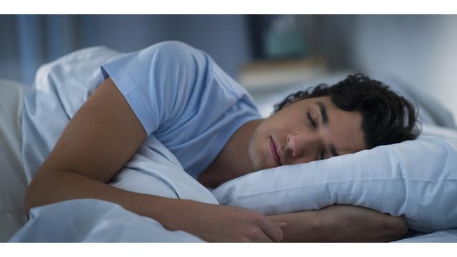 Sebagian orang mungkin lebih nyaman tidur di ruangan dingin. Alhasil pendingin ruangan diatur di angka rendah. Namun, penelitian di Jepang menyarankan agar tak tidur dengan suhu terlalu dingin karena bisa menimbulkan masalah pada jantung. 