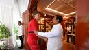 Presiden Prabowo menyalami pemain Timnas Indonesia, Ole Romeny saat menyambut Skuad Garuda dalam kunjungannya di Kartanegara, Jumat (06/06/2025). (Biro Pers Sekretariat Presiden/Cahyo)