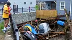 Warga berkumpul untuk melihat sejumlah mobil yang tersangkut di sebuah jembatan di Ellicott City, Maryland, Amerika Serikat, Senin (28/5). Banjir bandang Maryland diakibatkan meluapnya Sungai Patapsco. (AP Photo/David McFadden)
