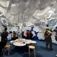 Museum MACAN menghadirkan instalasi yang mendorong aktivitas fisik pada anak menggunakan kertas karbon