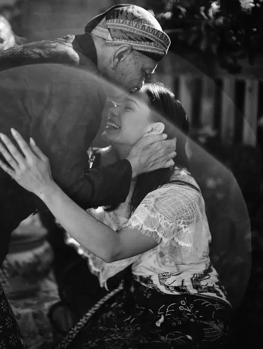 Bolero berwarna putih itu memiliki detail renda yang cukup renggang [@adiniawrst]