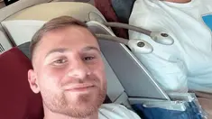 Inilah potret Ale Mac Allister bareng rekan Timnas Argentina yang sedang menuju Jakarta. 'Next stop : Indonesia' tulisnya lewat Instastory. (Liputan6.com/IG/alemacallister)