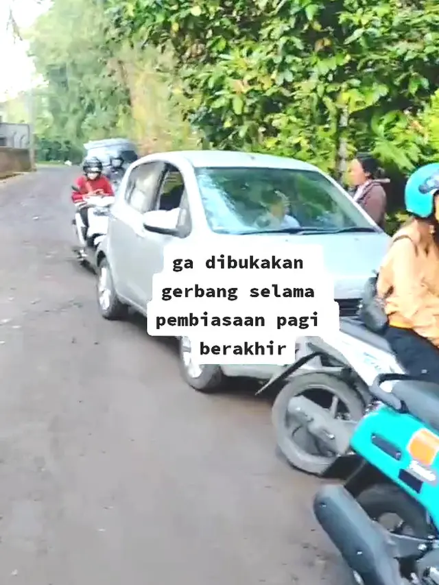 Guru Terlambat Dihadang Tutup Gerbang oleh Siswa
