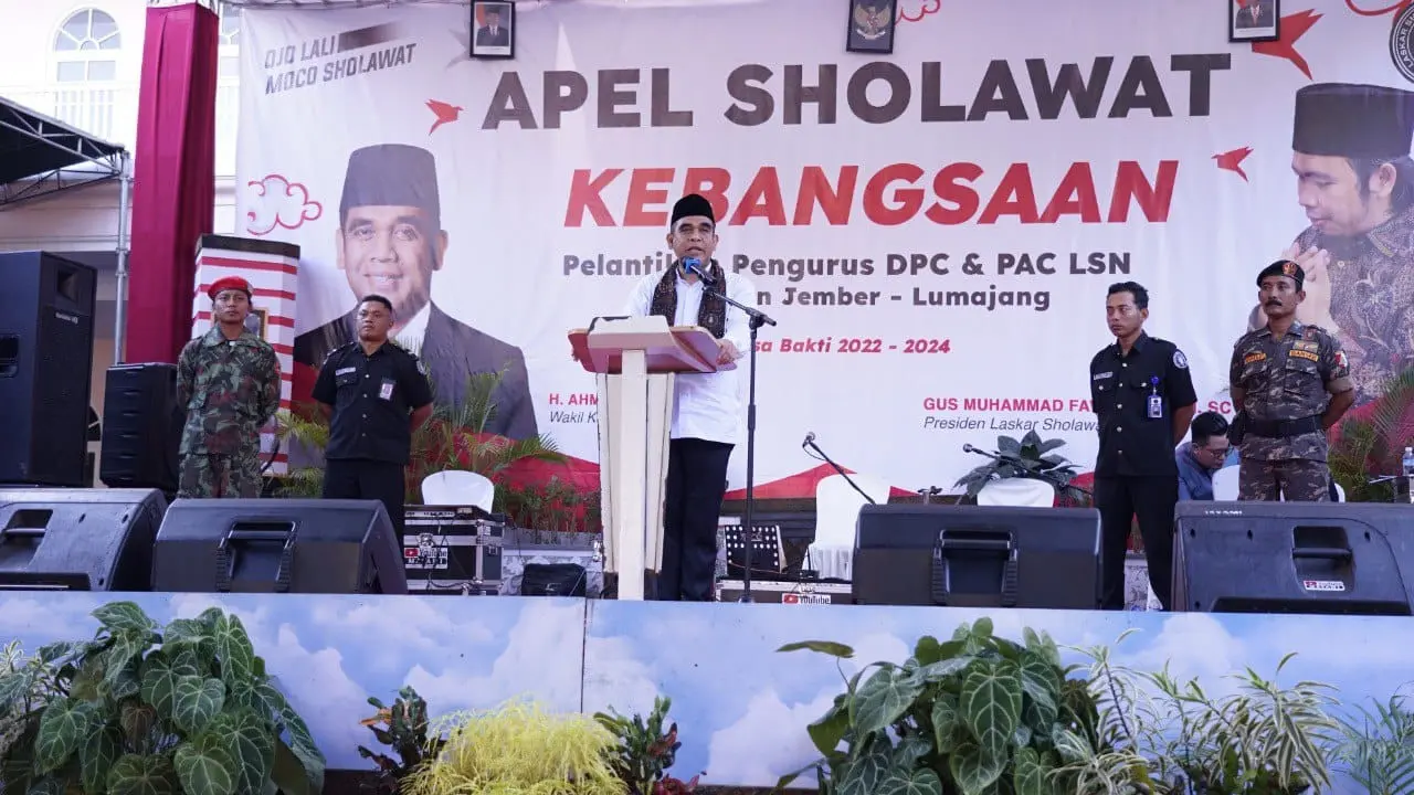 Wakil Ketua MPR Ahmad Muzani memberi sambutan dalam pelantikan pengurus Laskar Sholawat Nusantara Kabupaten Jember dan Lumajang. (Istimewa).