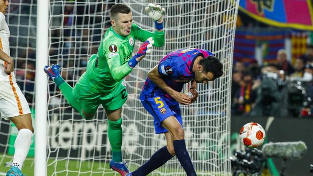 Foto: Melihat Aksi Inaki Pena, Kiper Jebolan La Masia yang Membuat Barcelona Gagal Cetak Gol ke Gawang Galatasaray
