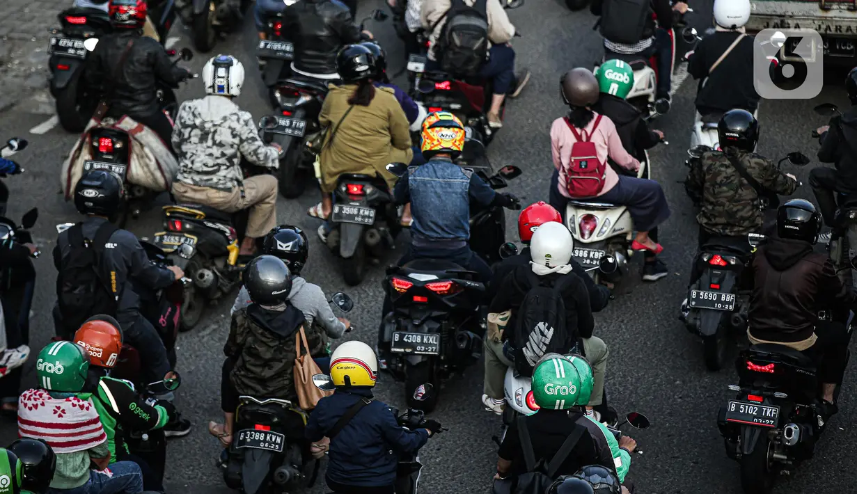 Sejumlah kendaraan bermotor terjebak kemacetan di Jalan K.H. Abdullah Syafei, Jakarta, Jumat (22/7/2022). Tim Pembina Samsat Nasional akan menghapus data kendaraan yang tak membayar pajak selama dua tahun. (Liputan6.com/Faizal Fanani)