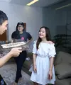 Rabu (28/12/2016) Malam, dua pemain film Hangout, Prilly Latuconsina dan Dinda Kanya Dewi memberikan surprise pada Raditya Dika. Keduanya, membawa kue ulang tahun ke rumah pemeran dan sutradara tersebut. (Nurwahyunan/Bintang.com)