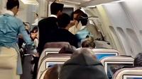 Tindakan Sembrono Buka Pintu Darurat Pesawat, Penumpang Ditahan di Penerbangan Korean Air (dok Tiktok @someone around/https://vt.tiktok.com/ZSjDw3Jvm//Maheza Nurmiagita)