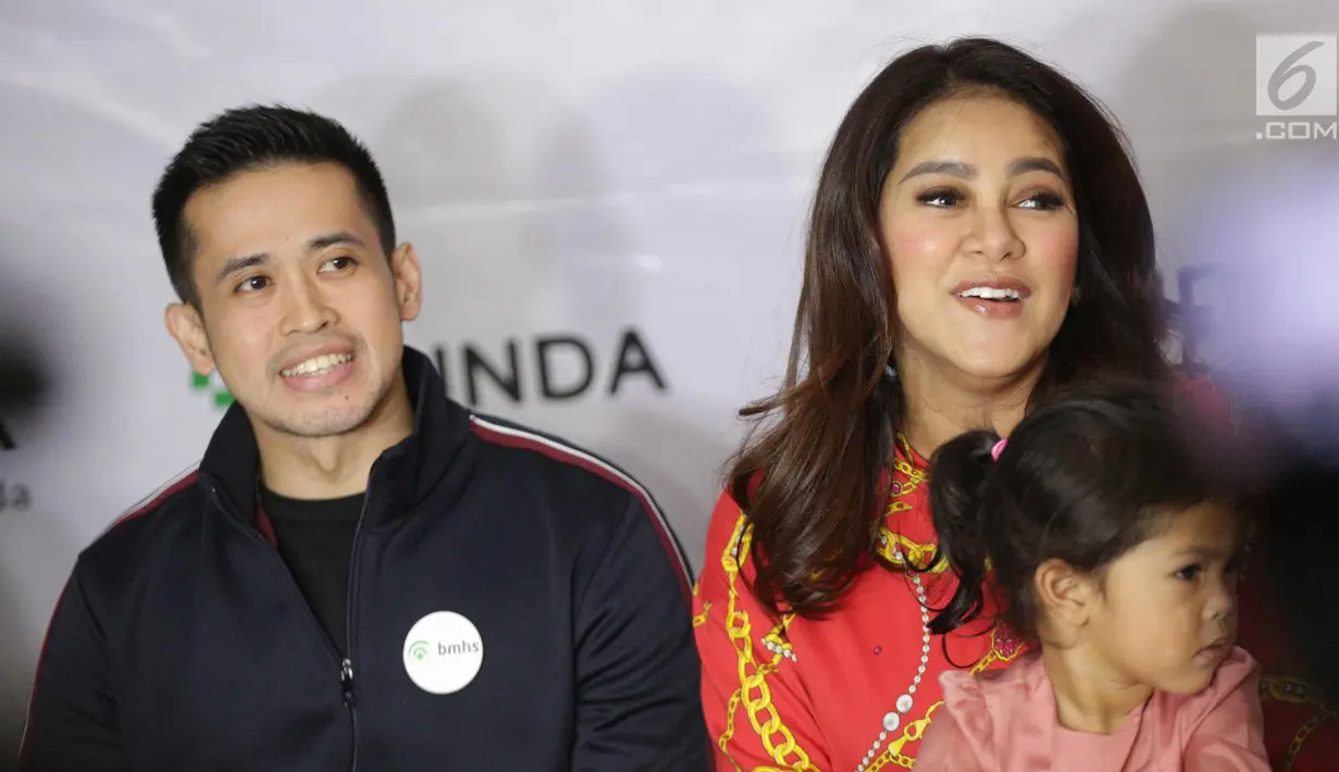 Artis Olla Ramlan bersama suaminya Aufar Hutapea memberikan keterangan kelahiran anak ke tiganya di RSUD Bunda Jakarta, Selasa (7/11). Olla Ramlan dan Suami memberi nama anaknya Adreena Naira Hana Hutapea. (Liputan6.com/Faizal Fanani)
