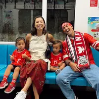 Sementara Darius dan Donna kompak kenakan jersey timnas warna merah, dua putranya memilih jersey timnas versi warna putih. [@darius_sinathrya].
