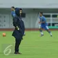 Pelatih Persib, Djajang Nurjaman mengamati sesi latihan timnya jelang laga perebutan tempat ketiga Piala Presiden 2017 di Stadion Pakansari, Kab Bogor, Jumat (10/3). Persib akan melawan Semen Padang, Sabtu (11/3). (Liputan6.com/Helmi Fithriansyah)