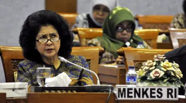  Menteri kesehatan, Nila F Moeloek menghadiri rapat kerja bersama komisi IX DPR RI, di Gedung Nusantara 1, Jakarta (1/6/2015). Rapat beragendakan laporan penyusunan roadmap menuju alokasi anggaran kesehatan 5 % dari APBN. (Liputan6.com/Andrian M Tunay)