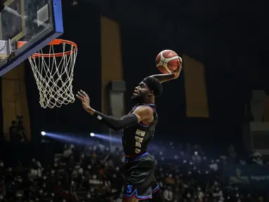 Pebasket Rans PIK Basketball, Laquavius Cotton beraksi saat IBL All Star 2022 Dunk Contest di Hall Basket GBK, Senayan, Kamis (31/03/2022). (Bola.com/Bagaskara Lazuardi)