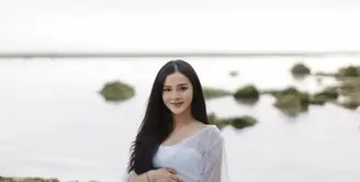 Bella Bonita memilih pantai di Bali sebagai lokasi maternity shoot-nya kali ini. Tentunya penampilan sang bumil jadi sorotan utama. [@bellabonita]