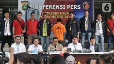 Kabid Humas Polda Metro Jaya Kombes Pol Argo Yuwono (tengah) memberi keterangan saat rilis kasus pembunuhan Rieke Andrianti di Mapolda Metro Jaya, Jakarta, Senin (11/11/2019). Polisi berhasil membekuk tersangka tunggal dalam pembunuhan Rieke Andrianti, JE. (merdeka.com/Iqbal Nugroho)