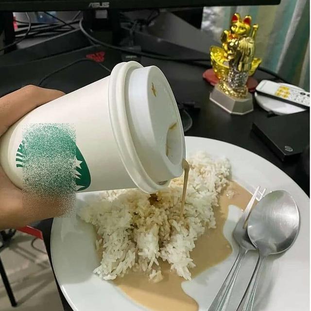 6 Potret Nasi Dicampur dengan Kuah Nyeleneh Ini Bikin Tak Nafsu Makan